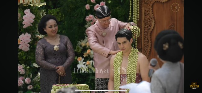 Setelahnya Maxime juga menjalani siraman. Aura calon pengantin tampak begitu terpancar dari Maxime. Foto: YouTube/TS Media