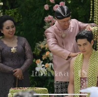 Setelahnya Maxime juga menjalani siraman. Aura calon pengantin tampak begitu terpancar dari Maxime. Foto: YouTube/TS Media