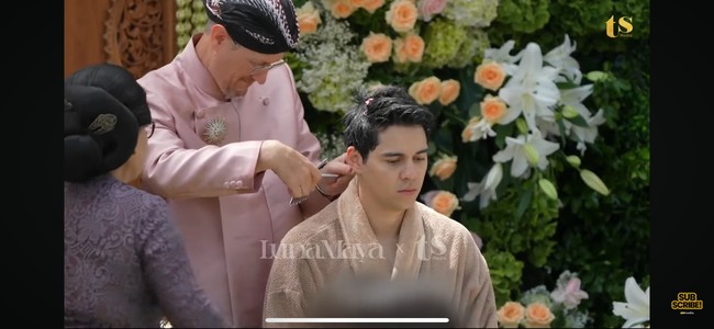 Seperti Luna, Maxime juga menjalani upacara potong rambut. Terlihat ayah Maxime sendiri yang memotong rambut sang anak. Foto: YouTube/TS Media