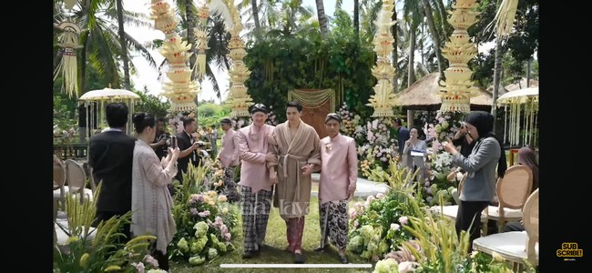 Sambil kenakan bath robe coklat, Maxime berjalan meninggalkan lokasi setelah acara selesai sambil digandeng oleh ayah dan keluarganya. Foto: YouTube/TS Media