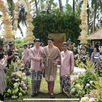 Sambil kenakan bath robe coklat, Maxime berjalan meninggalkan lokasi setelah acara selesai sambil digandeng oleh ayah dan keluarganya. Foto: YouTube/TS Media