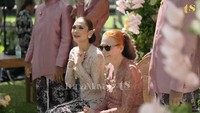 Wajah semringah Luna Maya melihat tamu undangan yang menghadiri prosesi siramannya di Bali. Foto: dok. Channel YouTube Luna Maya x TS Media