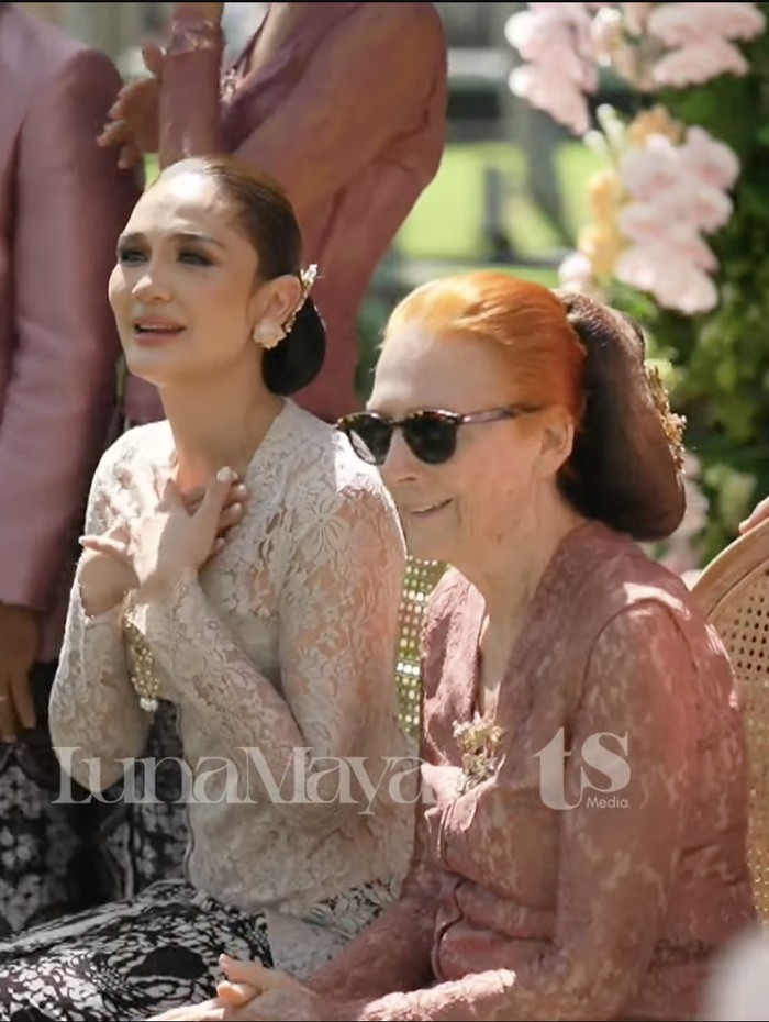 Luna Maya Luna Maya memakai paes tipis.