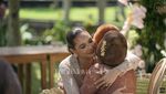 Potret Luna Maya dengan Riasan Paes Tipis