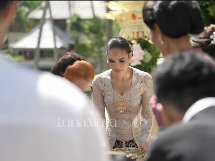 Luna Maya memakai paes tipis.