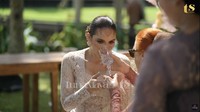 Luna Maya meminum air dalam gelas yang diberikan oleh ibunda. Foto: dok. Channel YouTube Luna Maya x TS Media