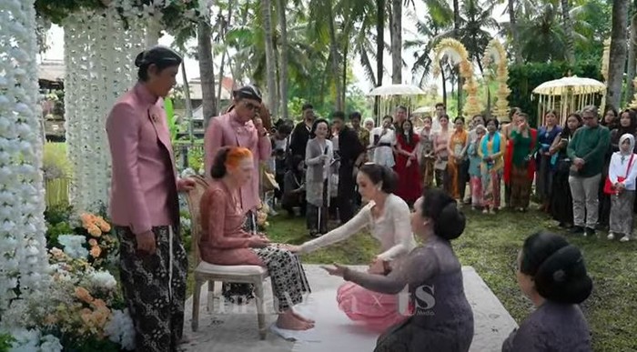 Luna Maya mengikuti prosesi sungkeman dan siraman sehari sebelum akad nikah bersama Maxime Bouttier, Selasa (6/5/2025). (Tangkapan layar Youtube TS Media)