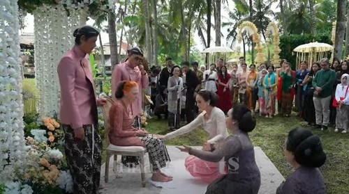 Luna Maya mengikuti prosesi sungkeman dan siraman sehari sebelum akad nikah bersama Maxime Bouttier, Selasa (6/5/2025). (Tangkapan layar Youtube TS Media)