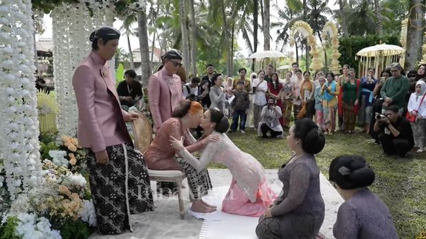 Luna Maya siraman jelang menikah
