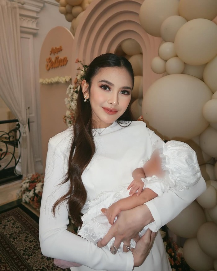 Mahalini Gendong Sang Putri Selina