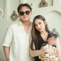 Rizky Febian dan Mahalini juga kompak merahasiakan wajah anak pertama mereka, Zairee Selina Quinlyn Kareema Febian. Keputusan ini diambil bukan hanya demi melindungi privasi, tetapi juga untuk menjaga kesehatan mental Mahalini sebagai ibu baru. Foto: Instagram: @rizkyfbian