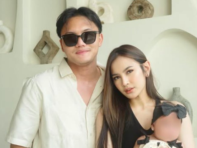 Rizky Febian dan Mahalini juga kompak merahasiakan wajah anak pertama mereka, Zairee Selina Quinlyn Kareema Febian. Keputusan ini diambil bukan hanya demi melindungi privasi, tetapi juga untuk menjaga kesehatan mental Mahalini sebagai ibu baru. Foto: Instagram: @rizkyfbian