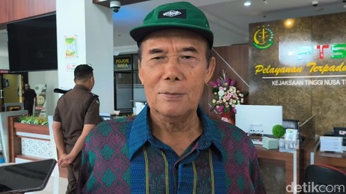 Mantan Bupati Lombok Timur Ali BD diperiksa di Kejati NTB, Mataram, Selasa (6/5/2025).
