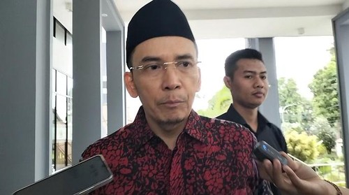 Mantan Gubernur NTB, TGB Muhammad Zainul Majdi, saat ditemui wartawan seusai diperiksa di Kejati NTB, Selasa (6/5/2025). (Ahmad Viqi/detikBali)