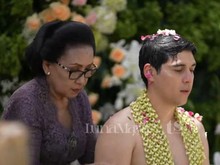Momen Maxime Bouttier Jalani Siraman dan Potong Rambut Momen Maxime Bouttier Jalani Siraman dan Potong Rambut