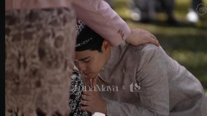 Dengan menggunakan adat Jawa ia terlihat meminta restu kedua orang tuanya. Dok. YouTube/TS Media