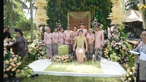 Usai siraman Maxime pun berfoto bersama keluarganya. Dok. YouTube/TS Media