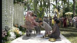 Momen Maxime Bouttier Jalani Siraman dan Potong Rambut