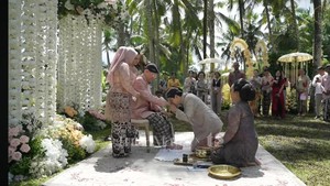 Maxime Bouttier turut menjalani prosesi siraman jelang pernikahannya dengan Luna Maya. Dok. YouTube/TS Media