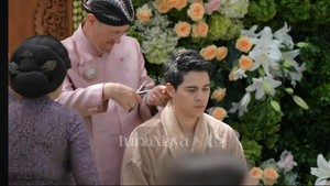 Prosesi pun ditutup dengan sedikit memotong rambutnya. Dok. YouTube/TS Media