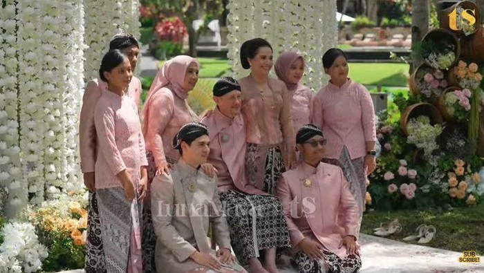 Maxime Bouttier berpose bersama keluarga sesaat setelah prosesi sungkeman, Selasa (6/5/2025). (Tangkapan layar Youtube TS Media)