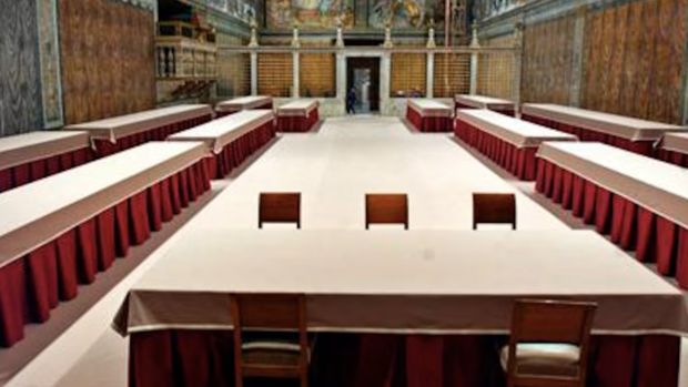 Meja-meja yang baru dipasang terletak di bawah lukisan dinding karya Michaelangelo di Kapel Sistina Vatikan sebelum konklaf dalam foto arsip tanggal 16 April 2005. (REUTERS/Osservatore Romano/Files)
