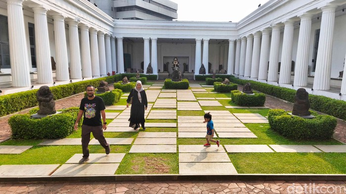 Sejumlah pegunjung melihat koleksi di Museum Nasional Indonesia, Jakarta, Selasa (6/5/2025).