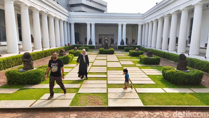 Melihat Museum Nasional di Tengah Wacana Pemberlakuan Buka Sampai Jam 11 Malam Sejumlah pegunjung melihat koleksi di Museum Nasional Indonesia, Jakarta, Selasa (6/5/2025).