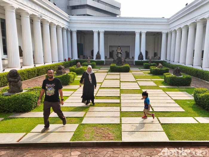 Sejumlah pegunjung melihat koleksi di Museum Nasional Indonesia, Jakarta, Selasa (6/5/2025).