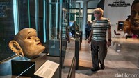 Sejumlah pegunjung melihat koleksi di Museum Nasional Indonesia, Jakarta, Selasa (6/5/2025).