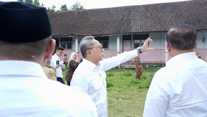 Menko Bidang Pangan, Zulkifli Hasan (Zulhas) saat meninjau eks SD Inpres di Desa Sraten, Kabupaten Semarang, Selasa (6/5/2025).
