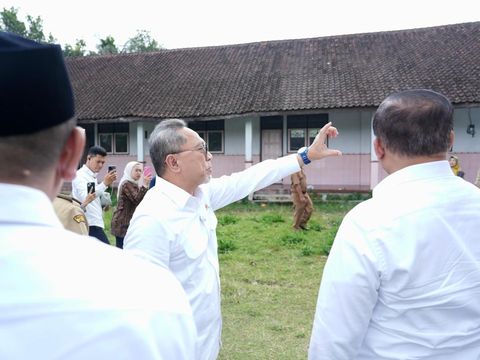 Menko Bidang Pangan, Zulkifli Hasan (Zulhas) saat meninjau eks SD Inpres di Desa Sraten, Kabupaten Semarang, Selasa (6/5/2025).