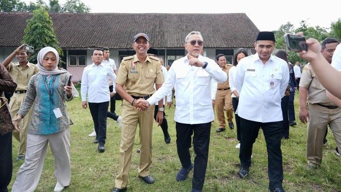 Menko Bidang Pangan, Zulkifli Hasan (Zulhas) saat meninjau eks SD Inpres di Desa Sraten, Kabupaten Semarang, Selasa (6/5/2025).