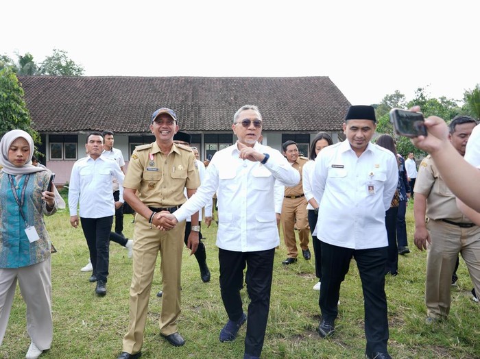 Menko Bidang Pangan, Zulkifli Hasan (Zulhas) saat meninjau eks SD Inpres di Desa Sraten, Kabupaten Semarang, Selasa (6/5/2025).