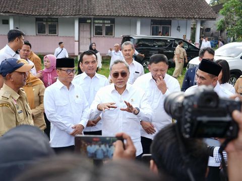 Menko Bidang Pangan, Zulkifli Hasan (Zulhas) saat meninjau eks SD Inpres di Desa Sraten, Kabupaten Semarang, Selasa (6/5/2025).