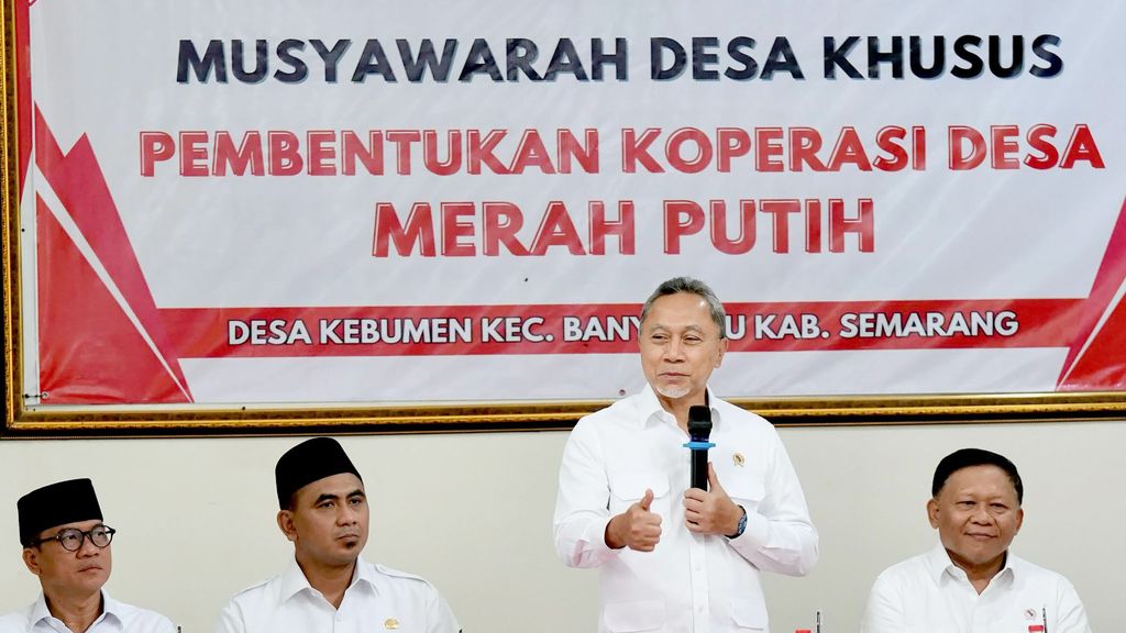 Menko Pangan Zulkifli Hasan saat menghadiri Musyawarah Desa Khusus Pembentukan Koperasi Desa Merah putih di Desa Kebumen, Jawa Tengah. (Dok. Kemenko Pangan)