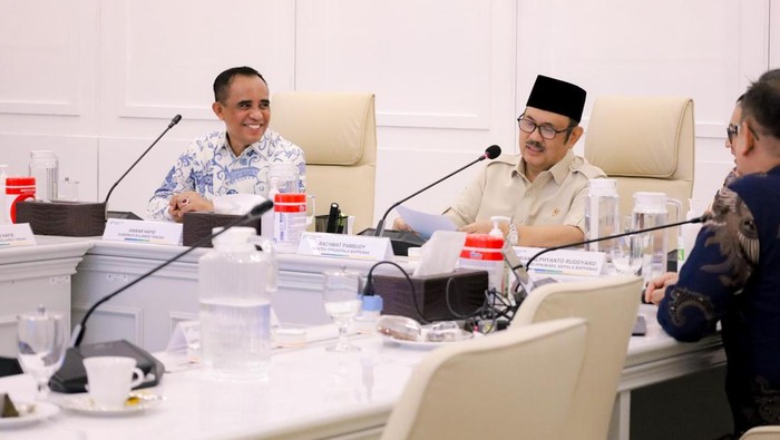 Menteri Bappenas Rachmat Pambudy saat menerima kunjungan Gubernur Sulteng Anwar Hafid di kantornya.
