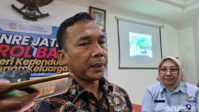 Menteri Kependudukan dan Pembangunan Keluarga/Kepala BKKBN, Wihaji di kantor BKKBN Jatim.
