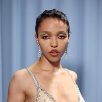 No mascara bukan berarti tidak menggunakan riasan mata sama sekali. FKA Twigs memberikan sentuhan makeup mata berbeda dengan sapuan eyeliner di bawah mata yang dibuat unik. Foto: dok. Getty Images