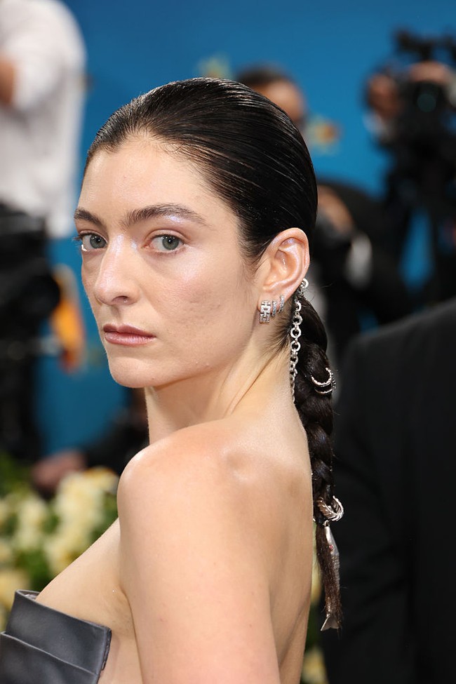 Subtle makeup menjadi tren riasan 2025, di mana menunjukkan kecantikan natural tanpa makeup berlebihan. Lorde menunjukkan kulit sehat dengan base makeup yang dibuat tipis. Pulasan lipstik nude-pink, dan tanpa maskara.  Foto: dok. Getty Images