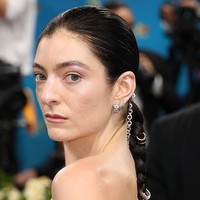 Subtle makeup menjadi tren riasan 2025, di mana menunjukkan kecantikan natural tanpa makeup berlebihan. Lorde menunjukkan kulit sehat dengan base makeup yang dibuat tipis. Pulasan lipstik nude-pink, dan tanpa maskara.  Foto: dok. Getty Images