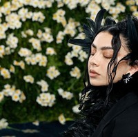 Penyanyi Charli XCX datang ke Met Gala dengan tampilan gothic. Namun tema tersebut cukup di busananya saja. Charli tidak mengenakan riasan berat bertema smokey eyes, bahkan tanpa maskara. Foto: dok. Getty Images