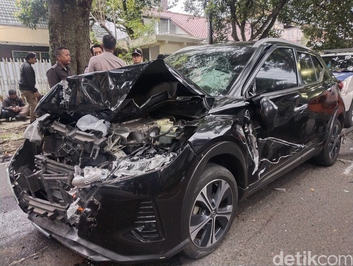 Mobil Nissan hitam yang terlibat kecelakaan maut dan menewaskan seorang pelajar SMAN 5 Bandung.