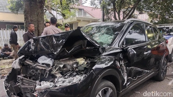 Mobil Nissan hitam yang terlibat kecelakaan maut dan menewaskan seorang pelajar SMAN 5 Bandung.