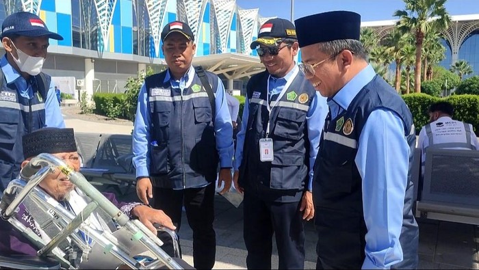 Muchlis saat menyambut jemaah dari Kloter 13 Embarkasi Jakarta-Pondok Gede (JKG-13) saat tiba di Terminal Fast Track.