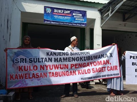 Nasabah demo di Kantor BUKP Wates, Kulon Progo, Selasa (6/5/2025).