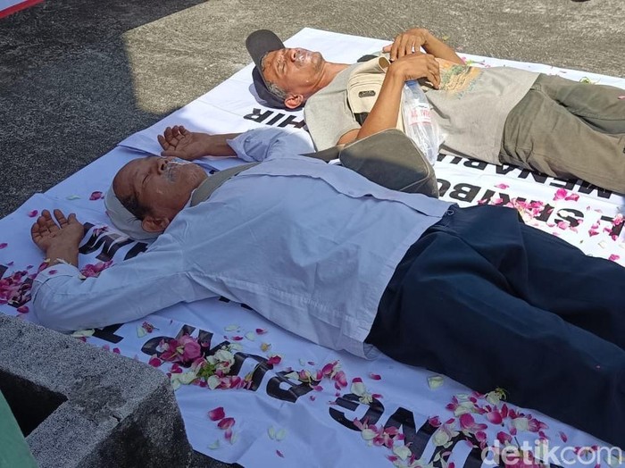 Nasabah demo di Kantor BUKP Wates, Kulon Progo, Selasa (6/5/2025).