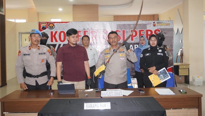 Wakapolresta Solo, AKBP Sigit, saat menunjukkan barang bukti celurit yang disita dari 2 remaja, Selasa (6/5/2025).