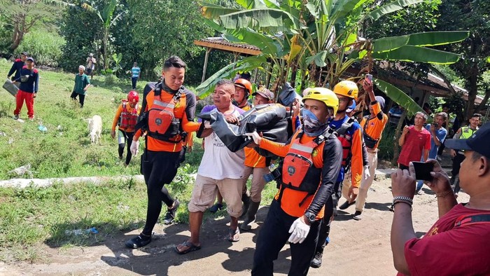 Proses evakuasi bocah yang terseret aliran selokan di Banguntapan, Bantul, Selasa (6/5/2025).