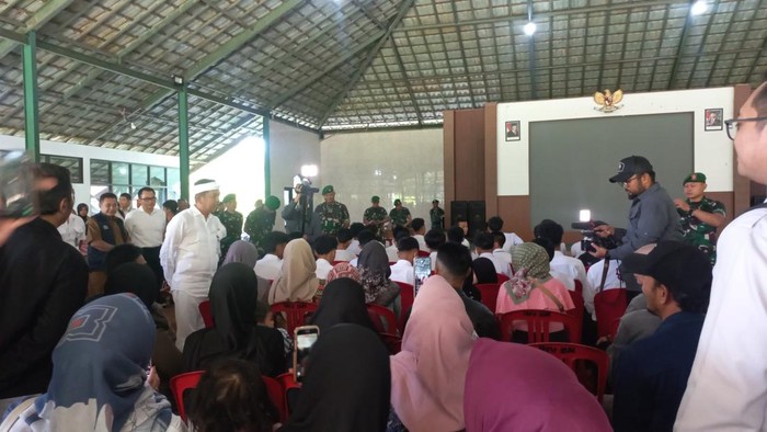 Pelajar Indramayu dikirim ke barak militer